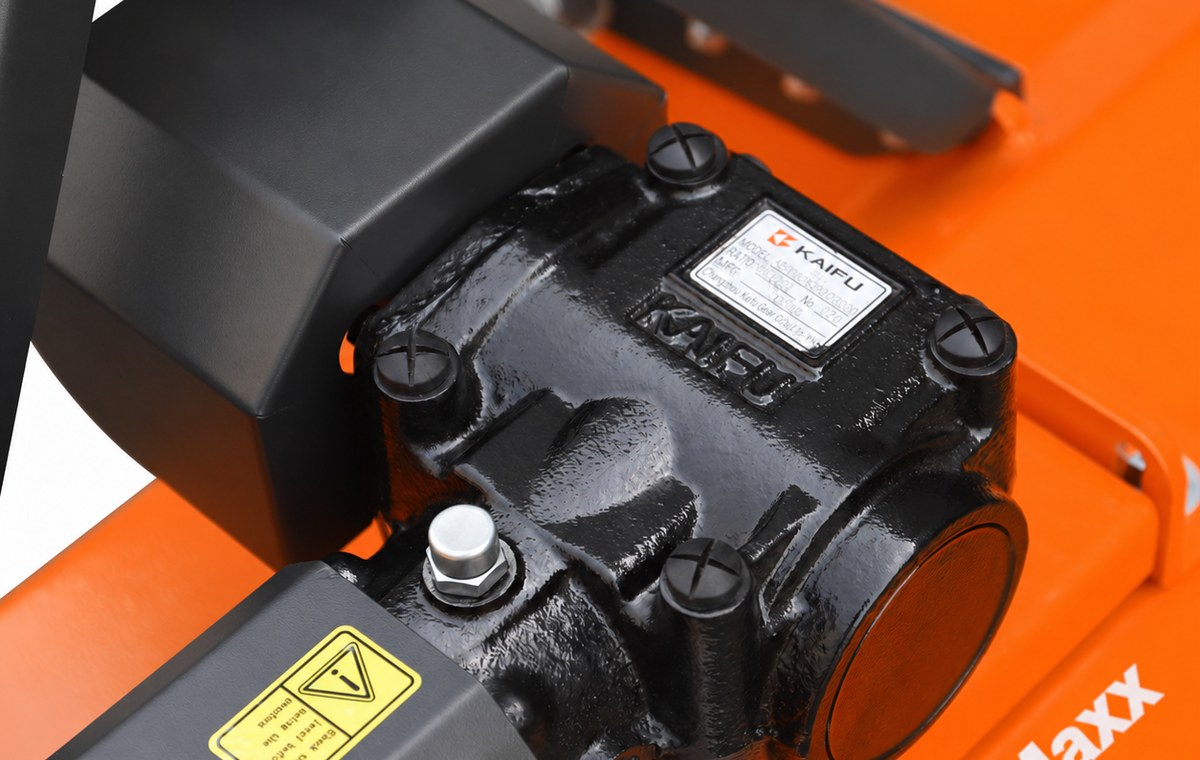 AgriMaxx LFS53 flail mower, close view of the 3-point hitch linkage